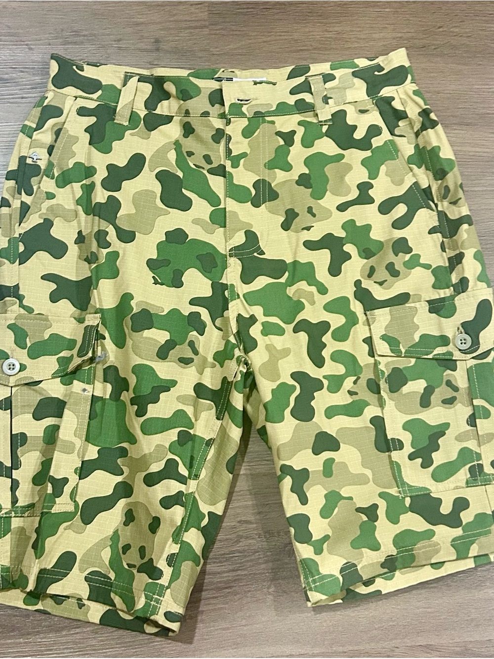 skater grunge, cyber sleaze camp retro hippie Men's Green Camo Cargo Shorts